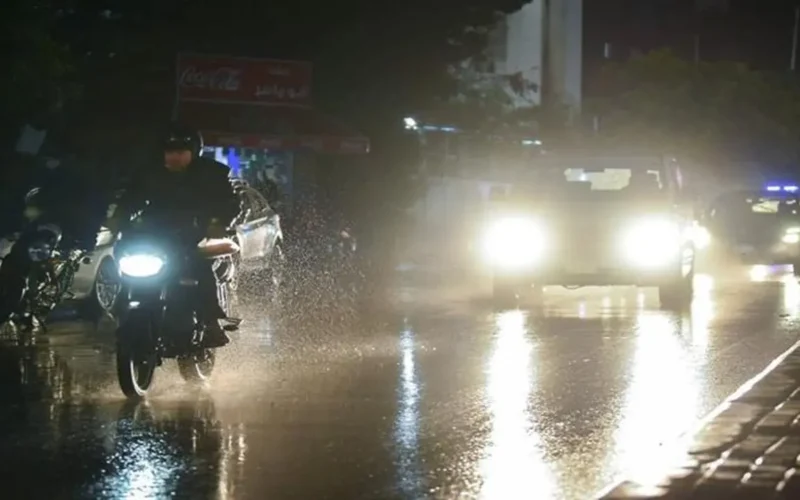 ما موقف قانون العمل من تغيب الموظفين بسبب سوء الأحوال الجوية؟